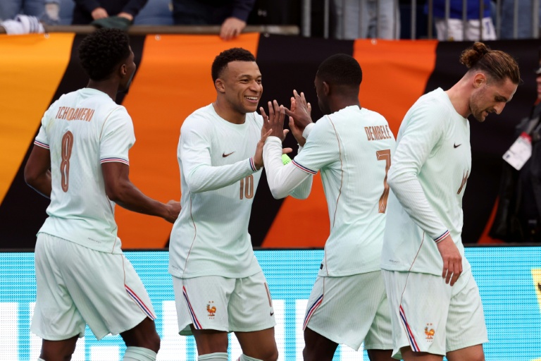 Kylian Mbappé (centre gauche) fête son but avec Ousmane Dembélé (centre droit) lors du match amical remporté par l'équipe de France contre le Brésil (2-1), le 26 mars 2026 à Foxborough aux Etats-Unis