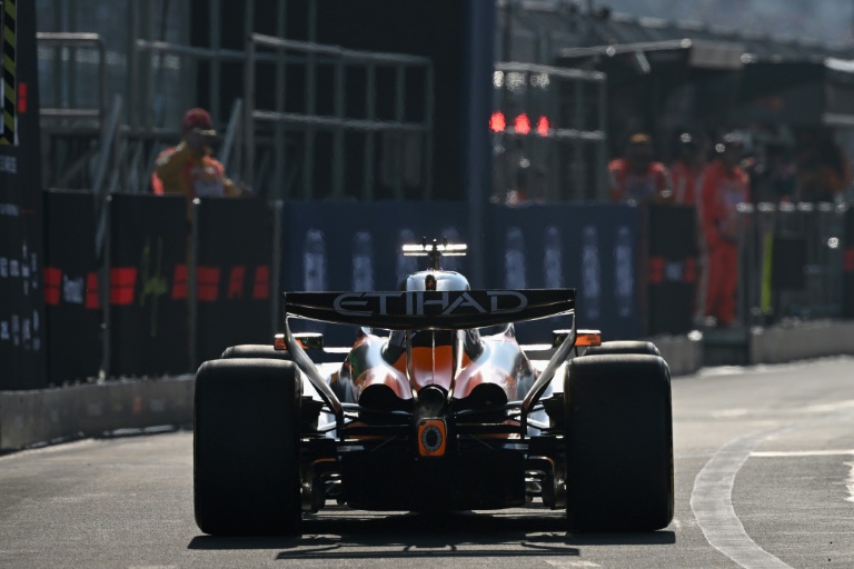 Lando Norris (McLaren) qui rentre au stand après une séance de qualifications du Grand prix de Chine à Shanghaï le 13 Mars 2026.