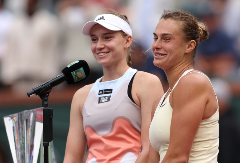 Elena Rybakina (à gauche) après sa victoire face à Aryna Sabalekna en finale du tournoi WTA 1000 d'Indian Wells le 19 mars 2023. Cette année encore, la Kazakhstanaise, victorieuse de l'Open d'Australie en début de saison, et la N.1 mondiale bélarusse arrivent en favorites en Californie