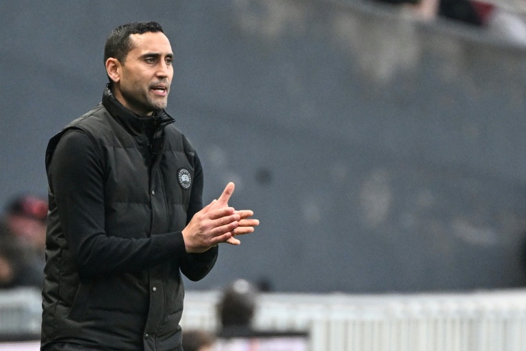 Ahmed Kantari sur le banc du FC Nantes contre Angers en L1 pour sa dernière sortie comme entraîneur du club le 7 mars 2026 au stade la Beaujoire à Nantes