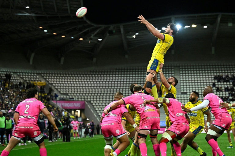 Le Clermontois Rob Simmons reçoit le ballon lors d'une touche pendant le match de Top 14 entre le Stade Francais Paris et l'ASM Clermont Auvergne au stade Jean-Bouin le 29 mars 2026 à Paris