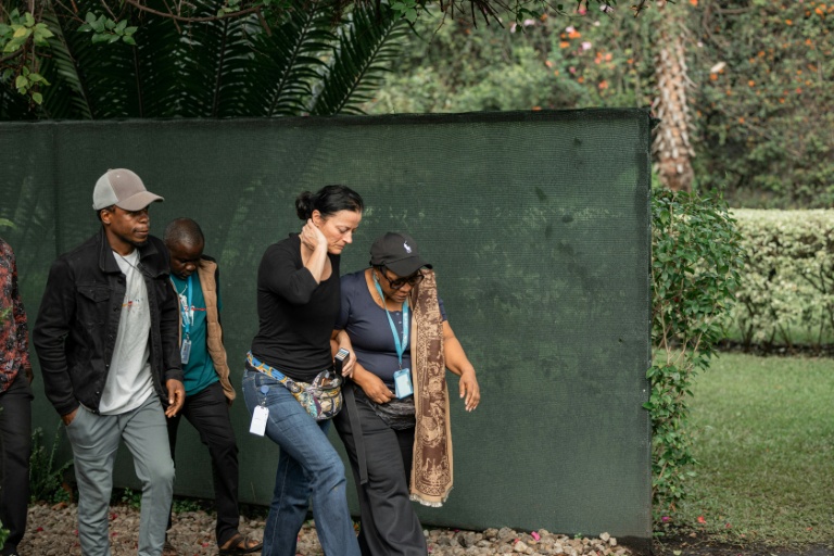 Des proches et collègues de Karine Buisset, employée de l'ONU tuée dans la nuit par une frappe de drone sur sa maison de Goma, dans l'est de la République démocratique du Congo (RDC), quittent les lieux le 11 mars 2026