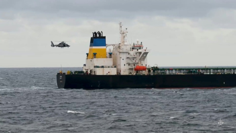 Image tirée d'une vidéo diffusée le 20 mars 2026 par l'État-major des armées montrant un hélicoptère de la Marine nationale française survolant le pétrolier Deyna, battant pavillon mozambicain, lors d'une opération d'interception en Méditerranée