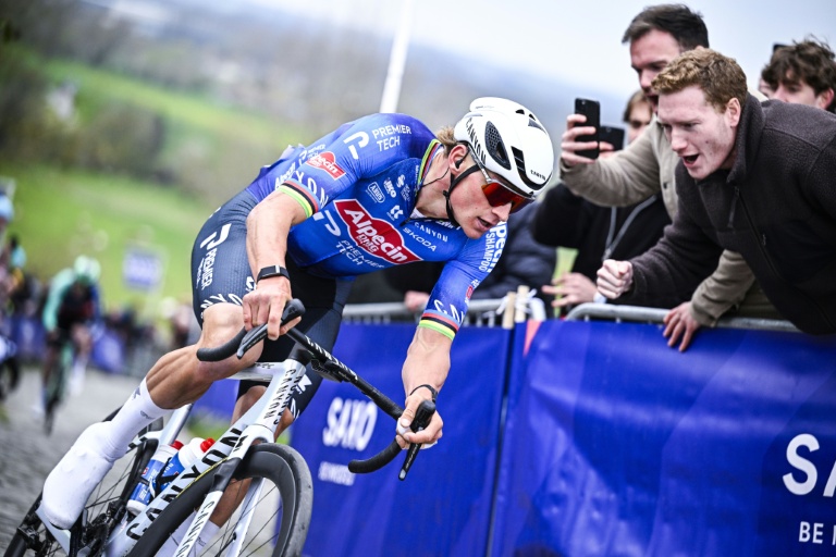 Le Néerlandais Mathieu van der Poel (Alpecin) lors de l'E3 Classic à Harelbeke (Belgique) le 27 mars 2026