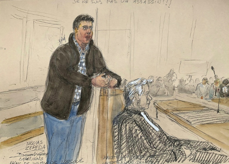 Croquis d'audience du 21 décembre 2023 montrant le Chilien Nicolas Zepeda, accusé du meurtre présumé de son ex-petite amie japonaise en 2016, lors de l'audience finale et du prononcé du verdict de son procès en appel au tribunal de Vesoul, en Haute-Saône