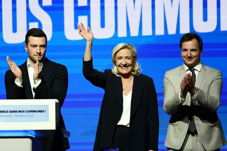 Le président du RN Jordan Bardella et la présidente du groupe RN à l'Assemblée Marine Le Pen avec le candidat RN aux municipales à Châlons, Achille Bisiaux, le 18 mars 2026 à Châlons-en-Champagne