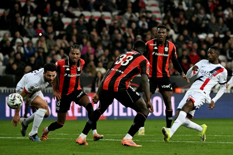 Ousmane Dembélé (D) lors de la large victoire 4-0 à Nice, le 21 mars 2026