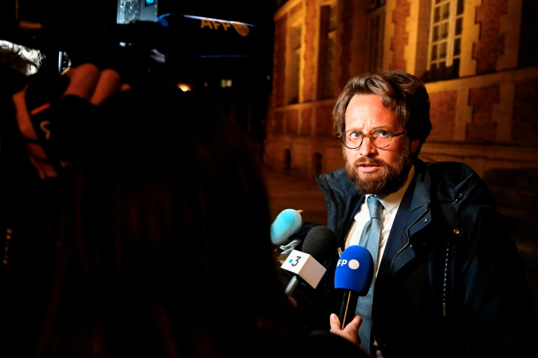 Me Julien Bensimhon, avocat de la Licra et de l'Observatoire juif de France, s'adresse aux médias au tribunal correctionnel de Verdun, le 4 mars 2026, à l'issue du procès du président de l'ADMP (Association pour la défense de la mémoire du maréchal Pétain), Jacques Boncompain
