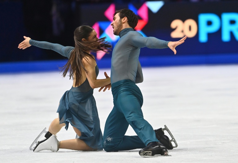 Le couple français Laurence Fournier Beaudry et Guillaume Cizeron durant leur performance en danse sur glace, aux Championnats du monde de patinage artistique, à Prague le 29 mars 2026