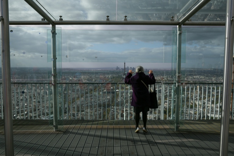 Une visiteuse observe la vue sur Paris depuis l'Observatoire de la tour Montparnasse, le 30 mars 2026