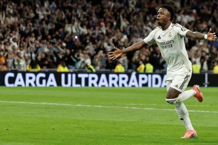 L'attaquant brésilien du Real Madrid, Vinicius Junior, célèbre le troisième but de son équipe lors d'un match du championnat d'Espagne contre l'Atlético Madrid au stade Santiago Bernabeu, à Madrid, le 22 mars 2026