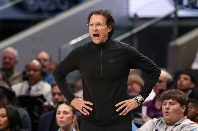 L'entraîneur principal des Atlanta Hawks, Quin Snyder, donne des consignes à son équipe au cours d'un match de NBA contre les Dallas Mavericks, à Dallas, le 18 mars 2026