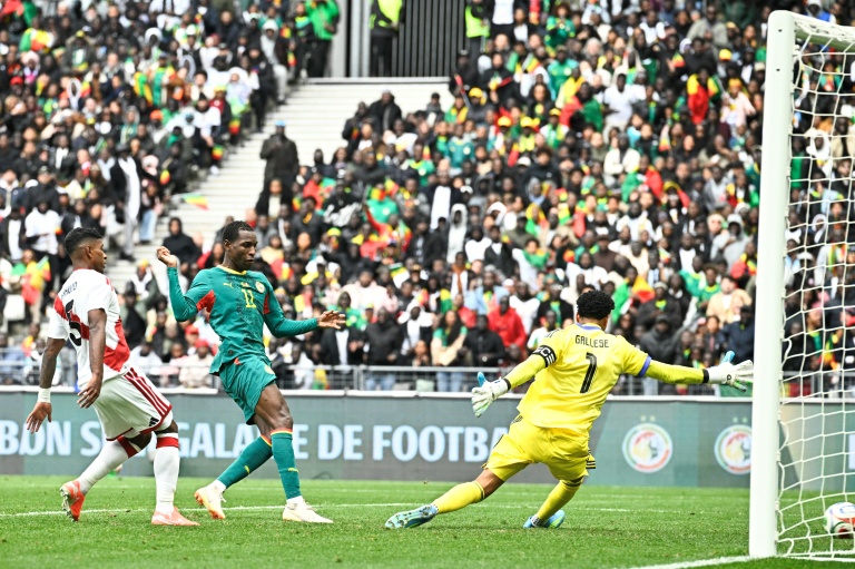 Nicolas Jackson lors de son but pour le Sénégal contre le Pérou en match amical au Stade de France (Saint-Denis) le 28 mars 2026