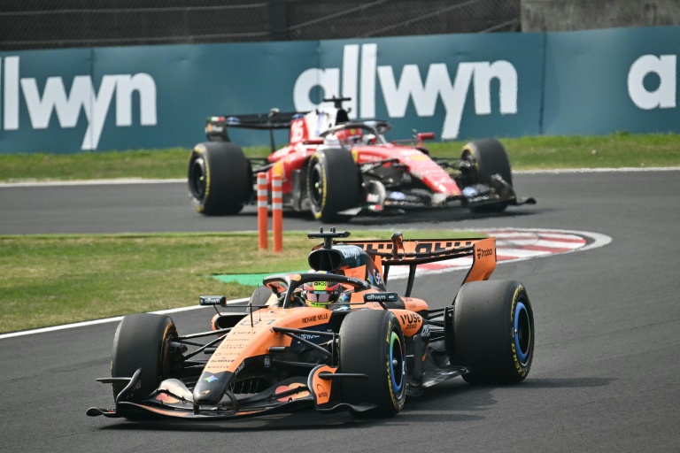 Oscar Piastri (McLaren) devant Charles Leclerc (Ferrari) lors du Grand Prix du Japon, le 29 mars 2026 sur le circuit de Suzuka