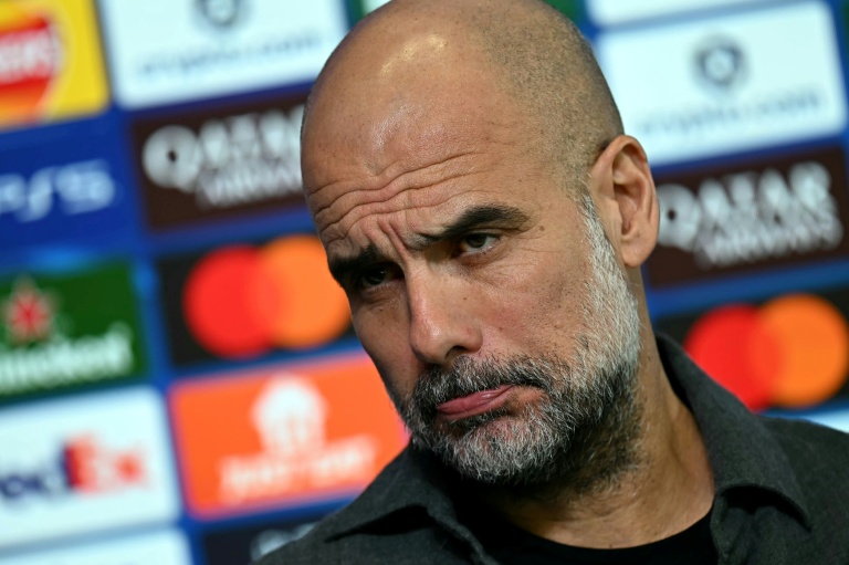 L'entraîneur de Manchester City Pep Guardiola lors de la conférence de presse d'avant-match, à la veille de recevoir le Real Madrid, le 16 mars 2026 à Manchester (Angleterre)