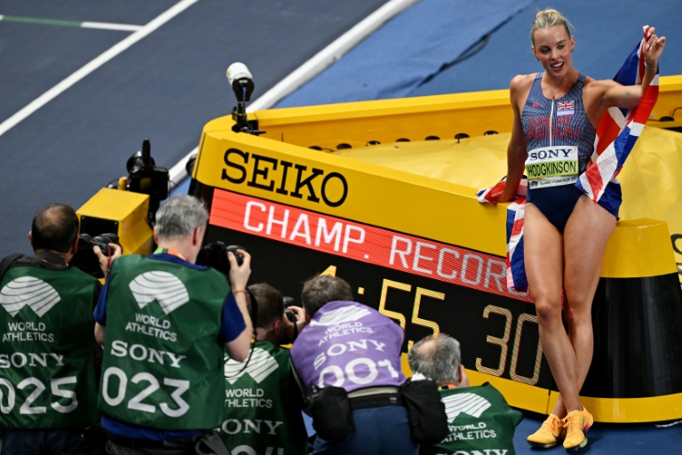 La Britannique Keely Hodgkinson lors de son sacre sur le 800 m aux Mondiaux d'athlétisme en salle )à Torun (Pologne) le 22 mars 2026
