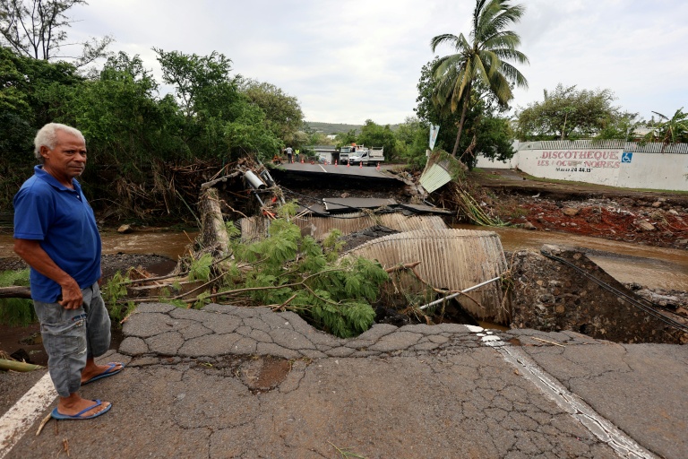 Une route effondrée après le passage du cyclone Garance à Saint-Gilles-les Bains, sur l'île de La Réunion, le 1er mars 2025