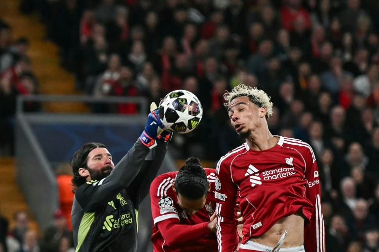 Alisson (G) et Hugo Ekitiké de Liverpool lors de la large victoire 4-0 contre Galatasaray en 8e de finale retour de Ligue des champions, le 18 mars 2026 à Anfield