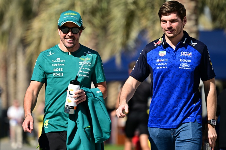 Fernando Alonso (à gauche) et Max Verstappen discutent dans le paddock au premier jour de la seconde session d'essais d'avant-saison, le 18 février 2026 à Bahreïn