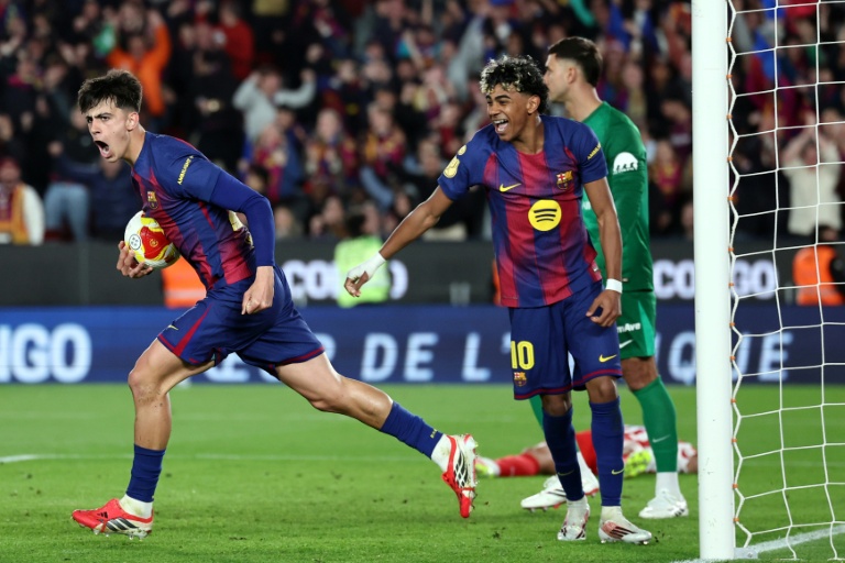 Le Barcelonais Marc Bernal célèbre son deuxième but contr l'Atlético mardi en coupe du Roi, au Camp Nou de Barcelone.