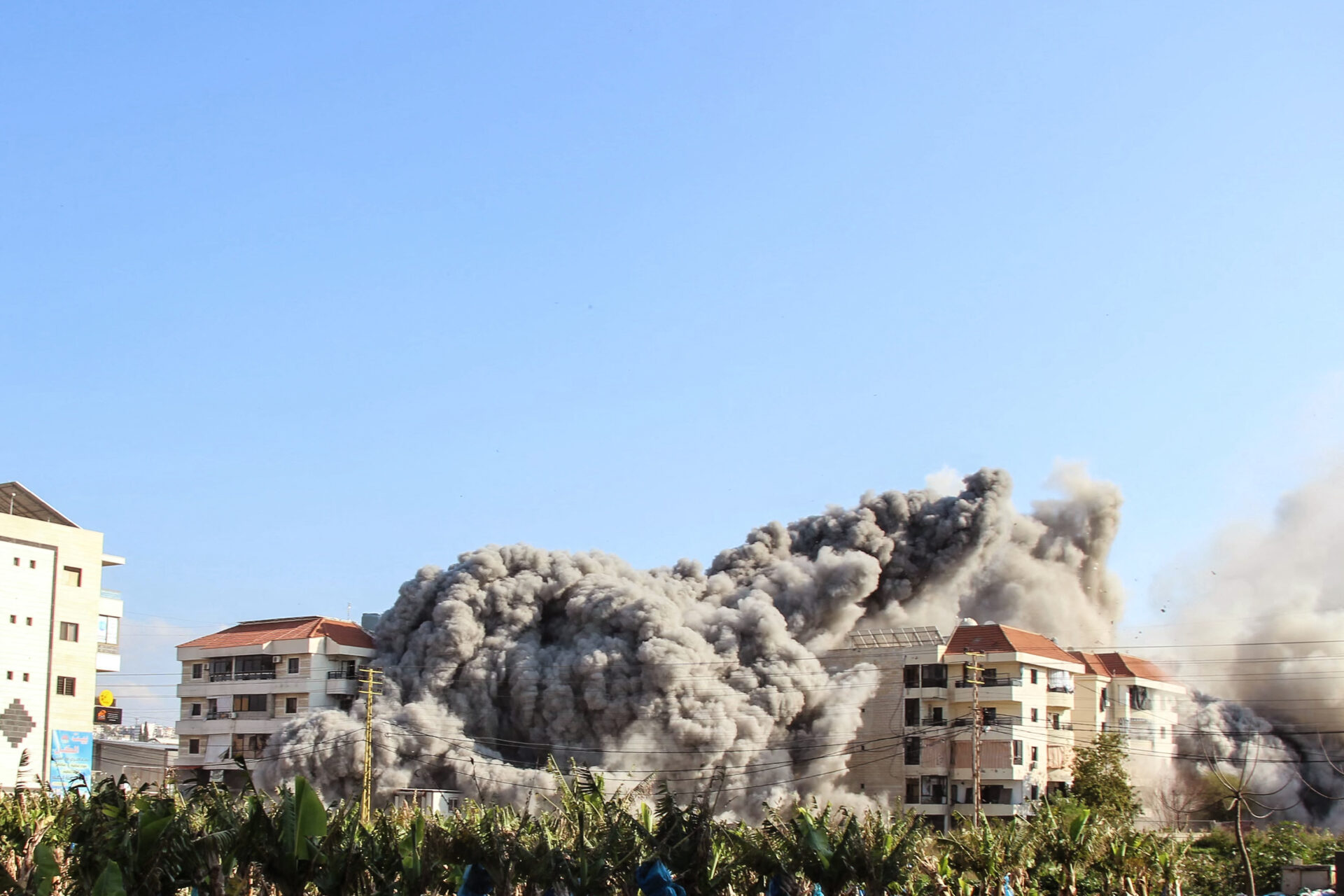 Le conflit au Moyen‑Orient s’intensifie, impliquant le Liban, Israël, l’Iran et les États‑Unis, avec des frappes aériennes, des ripostes de missiles et une escalade des tensions qui menacent toute la région.