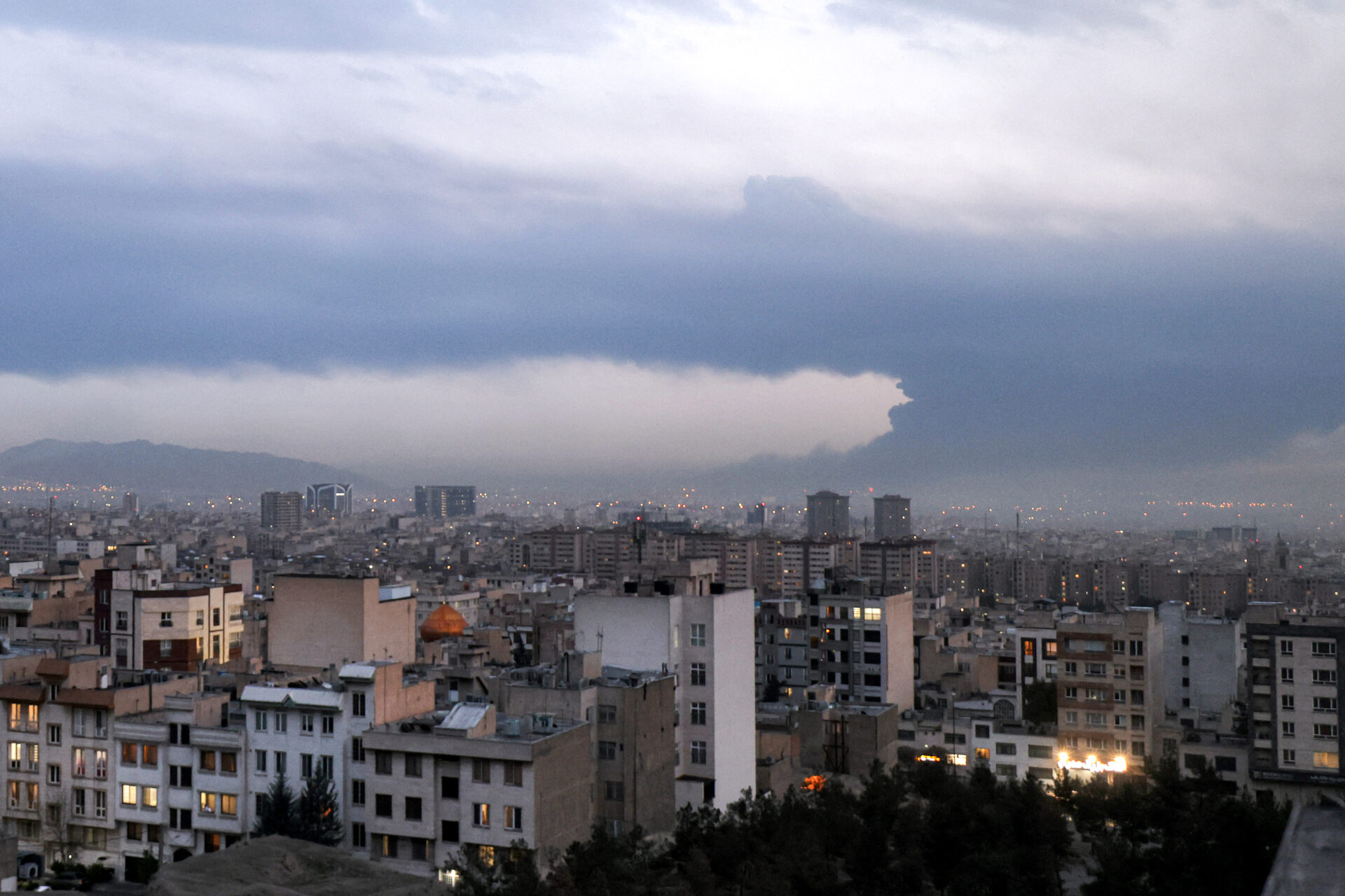 Une puissante explosion a secoué la raffinerie de Téhéran, projetant un immense nuage de fumée visible à des kilomètres à la ronde.
