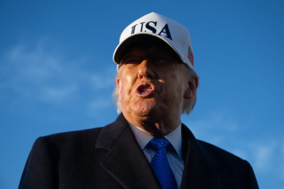 Donald Trump pousse ses alliés à intervenir militairement pour sécuriser le détroit d’Ormuz, pendant que Téhéran revendique de nouvelles frappes contre des positions liées aux États-Unis