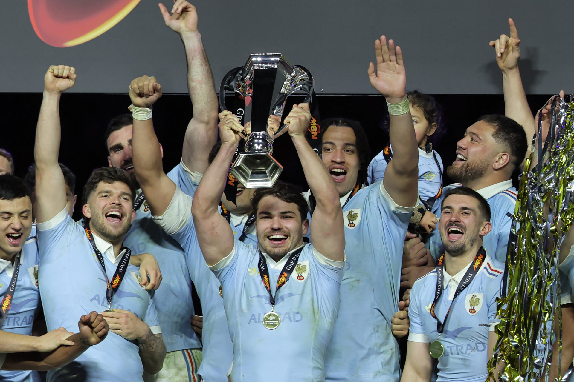 Un trophée de plus pour le XV de France. Les Bleus ont conservé leur titre au Tournoi des Six Nations en s'imposant à la dernière seconde (48-46) face à l'Angleterre.