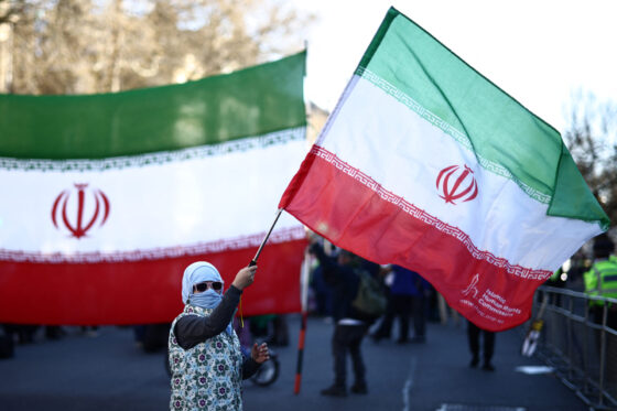 Le 28 mars 2026 marque un tournant majeur dans la guerre opposant les États-Unis, Israël et l’Iran. L’entrée officielle des rebelles houthis élargit dangereusement le conflit à toute la région.