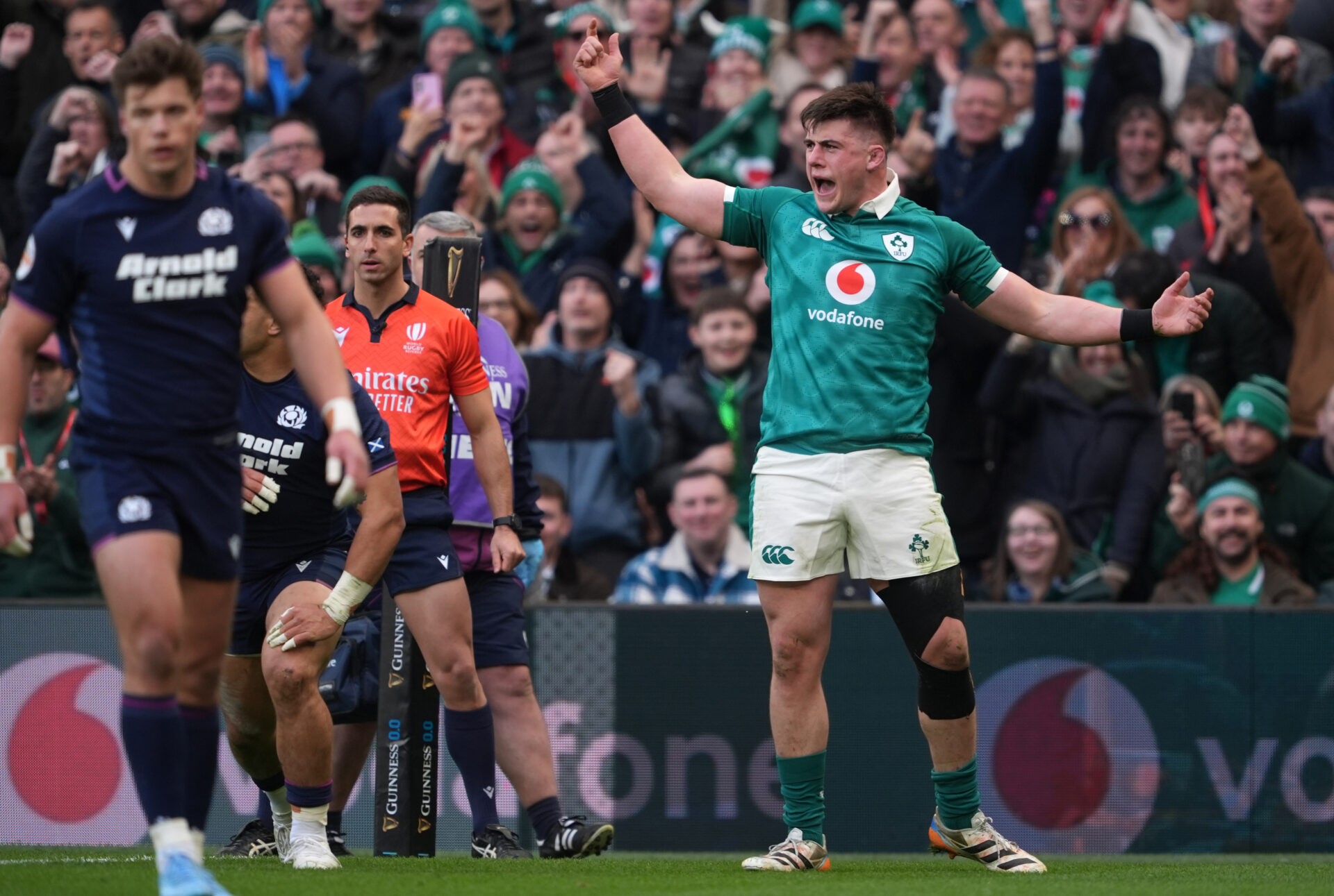 L’Irlande s’est imposée face à l’Écosse et met la pression sur les Bleus en prenant provisoirement la première place au classement du Tournoi des Six Nations.