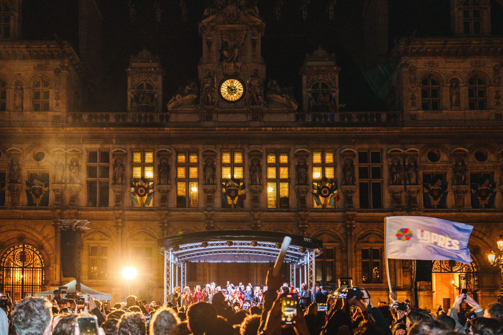 La mairie de Paris en fête au soir de l'élection d'Emmanuel Grégoire