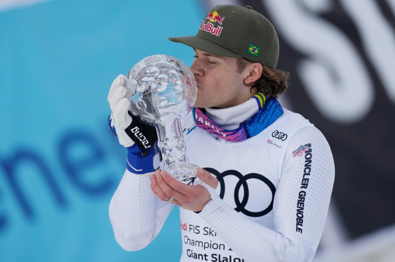 Le Brésilien Lucas Pinheiro Braathen embrasse son globe de cristal du slalom géant à Kvitfjell près de Lillehammer le 24 mars 2026 en Norvège