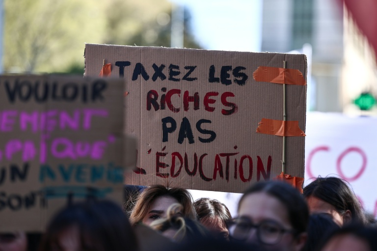 Manifestation d'enseignants contre les suppressions de postes, les fermetures de classes et pour la revalorisation des salaires lors d'une grève nationale de l'Éducation nationale, le 31 mars 2026 à Marseille