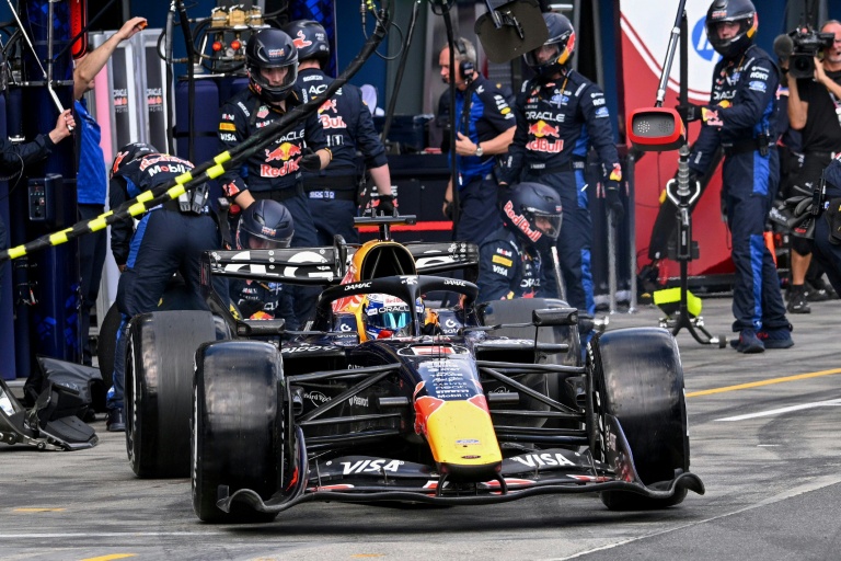 Max Verstappen quitte les stands après un changement de pneus durant le Grand Prix d'Australie, le 8 mars 2026 sur le circuit de l'Albert Park à Melbourne