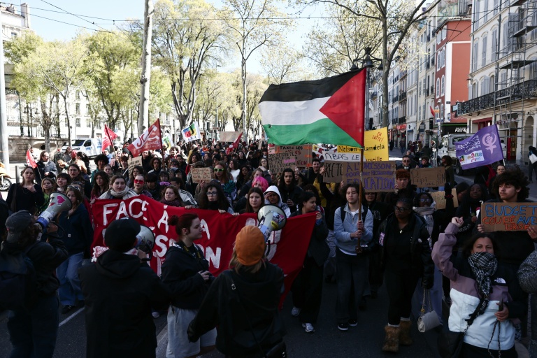 Des élèves participent à une manifestation d'enseignants contre les suppressions de postes, les fermetures de classes et pour la revalorisation des salaires lors d'une grève nationale de l'Éducation nationale, le 31 mars 2026 à Marseille