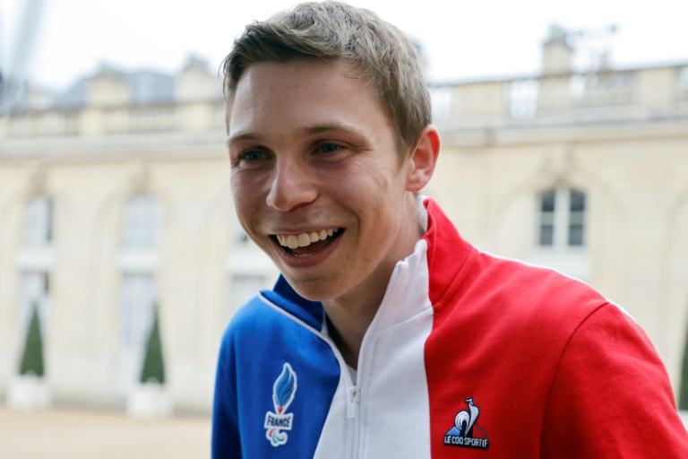 Le médaillé d'or Arthur Bauchet, participant aux Jeux paralympiques d'hiver de Pékin-2022, au palais de l'Élysée, à Paris, le 29 mars 2022
