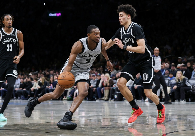 De'aaron Fox, le meneur des San Antonio Spurs, tente de dribbler contre Nolan Traoré, le meneur français des Brooklyn Nets, pendant une rencontre de NBA, à Brooklyn, le 26 février 2026