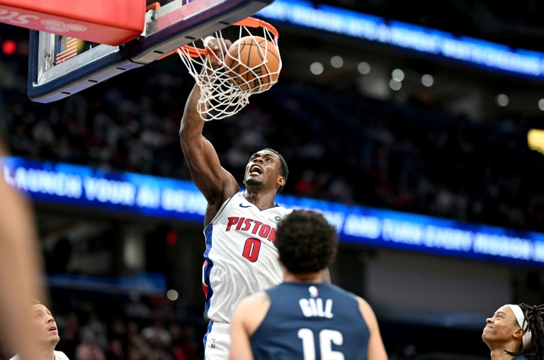 Jalen Duren, le pivot des Detroit Pistons réalise un dunk, lors d'un match de NBA contre les Washington Wizards, à Washington, le 19 mars 2026