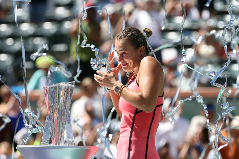 Aryna Sabalenka lors de la cérémonie du trophée après sa victoire en finale à Indian Wells contre Elena Rybakina, le 15 mars 2026