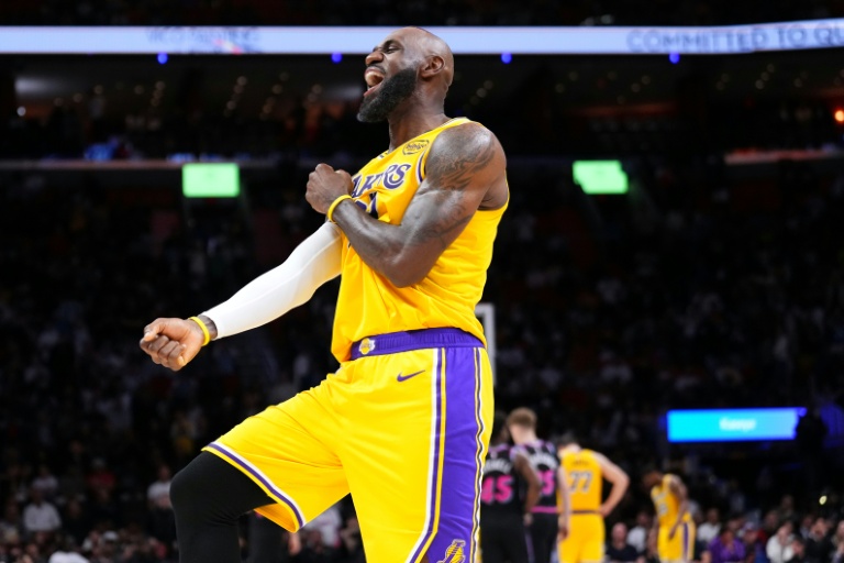 La superstar des Los Angeles Lakers LeBron James lors d'un match de NBA contre le Heat de Miami, à Miami, le 19 mars 2026