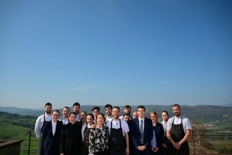 Le chef Michaël Arnoult pose avec l'équipe de son restaurant Les Morainières à Jongieux le 20 mars 2026