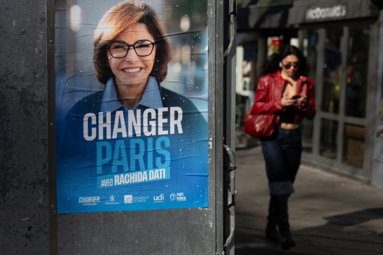 Une affiche électorale de Rachida Dati, candidate LR à la mairie de Paris, le 4 mars 2026 à Paris