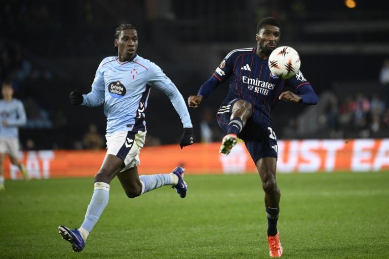 Le milieu du Celta Vigo Ilaix Moriba Kourouma aux prises avec le Lyonnais Clinton Mata lors du nul 1-1 en huitième de finale aller de la Ligue Europa, le 12 mars 2026 à Vigo