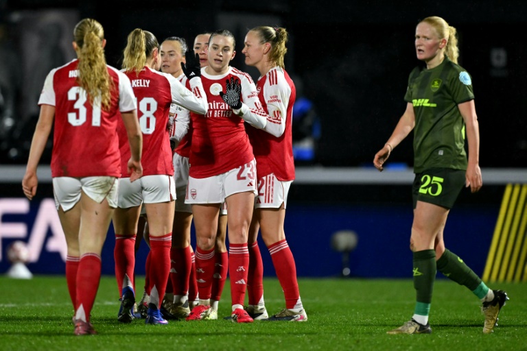 L'attaquante Alessia Russo et ses coéquipières d'Arsenal se congratulent après avoir marqué contre Oud-Heverlee Leuven dans le stade Meadow Park de Borehamwood le 18 février 2026 dans le nord de Londres
