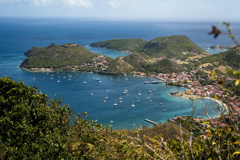 La baie des Saintes avec le fort Napoléon vus de la colline du Chameau à Terre-de-Haut dans l'archipel des Saintes, en Guadeloupe le 18 mars 2026