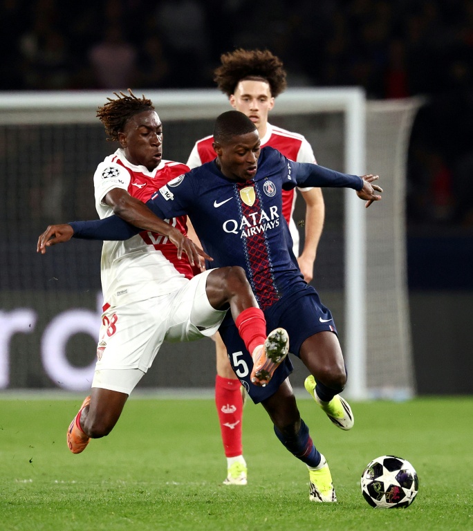 Le latéral portugais  du Paris Saint-Germain, Nuno Mendes (à droite), lutte pour le ballon avec le milieu de terrain français de Monaco, Mamadou Coulibaly (à gauche), lors du match retour des barrages de C1, au Parc des Princes, le 25 février 2026
