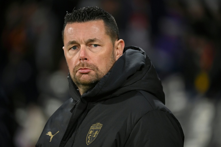 L'entraîneur du RC Lens Pierre Sage lors du déplacement de son équipe à Toulouse en Ligue 1, le 2 janvier 2026