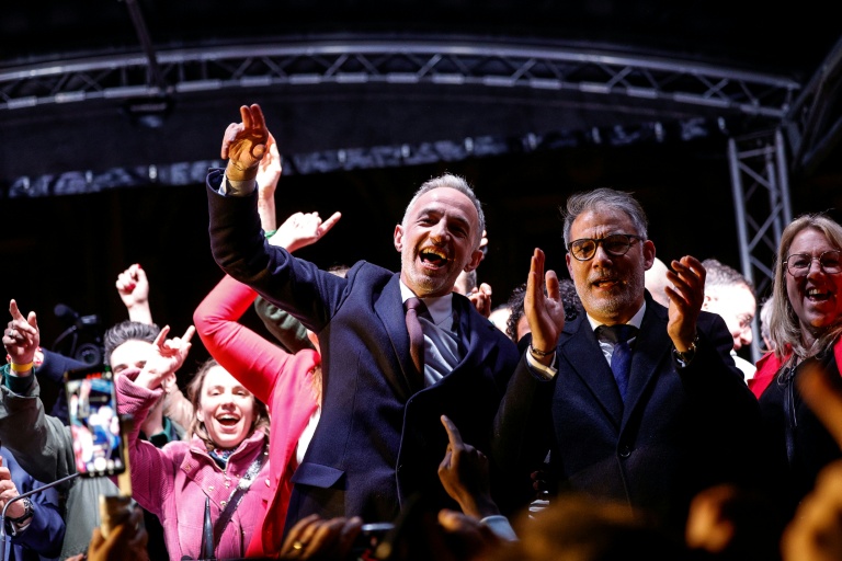 Le premier secrétaire du Parti socialiste Olivier Faure (à droite) et le maire élu de Paris Emmanuel Grégoire, le 22 mars 2026 à Paris