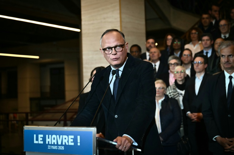 Le maire sortant du Havre et candidat du parti Horizons à sa réélection, Édouard Philippe (c), fait une déclaration après sa victoire à l'issue du 2e tour des municipales, à l'hôtel de ville du Havre, le 22 mars 2026 en Seine-Maritime