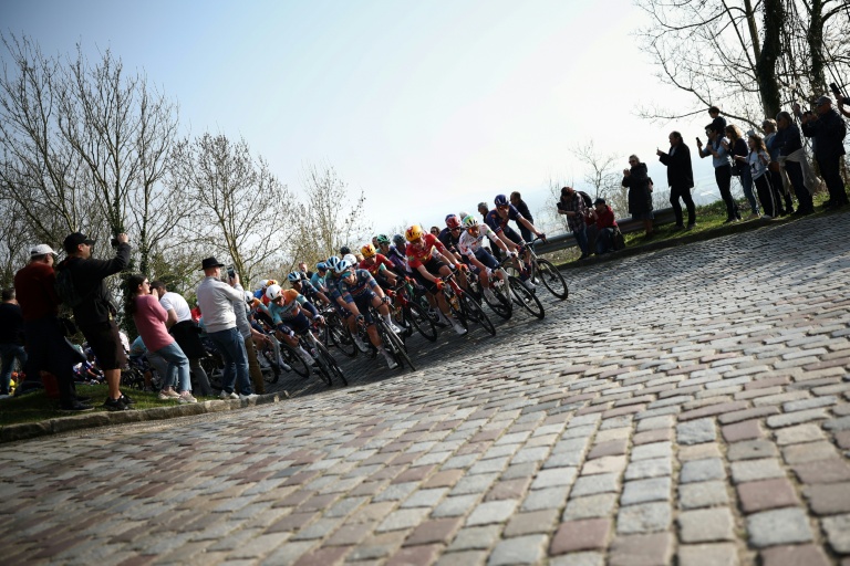 Le peloton lors de la 1re étape du Paris-Nice entre Achères et Carrières-sous-Poissy, le 8 mars 2026